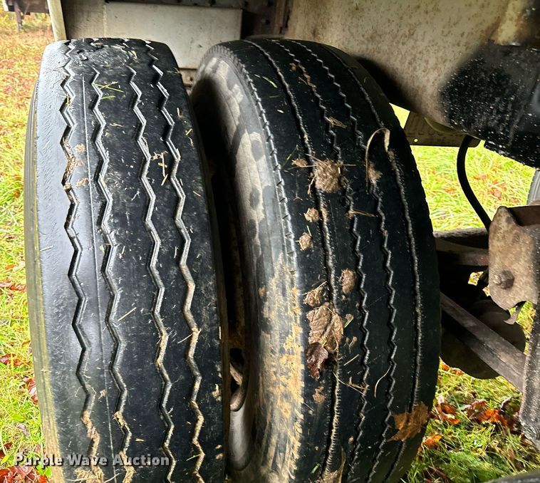 image for item DT2220 1987 Wilson AGH-800 grain trailer