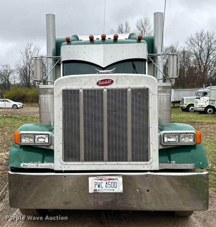 image for item DT2224 2000 Peterbilt 379 semi truck