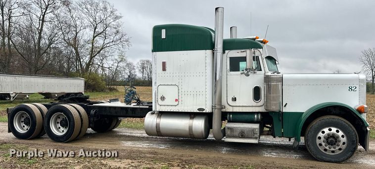image for item DT2224 2000 Peterbilt 379 semi truck