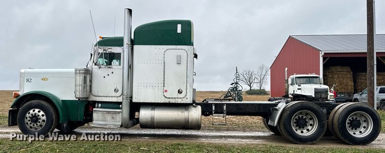 image for item DT2224 2000 Peterbilt 379 semi truck