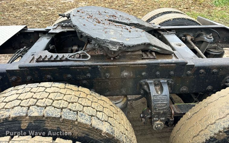 image for item DT2224 2000 Peterbilt 379 semi truck