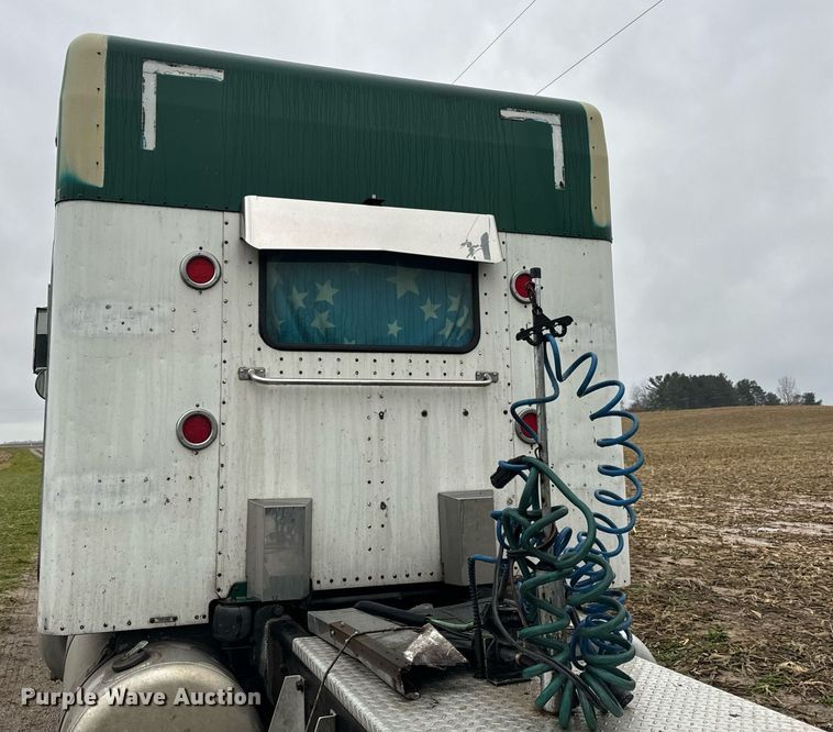 image for item DT2224 2000 Peterbilt 379 semi truck