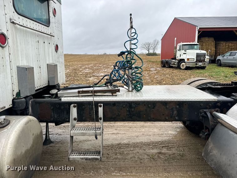 image for item DT2224 2000 Peterbilt 379 semi truck