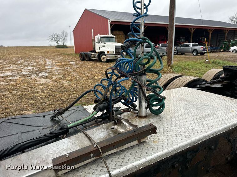 image for item DT2224 2000 Peterbilt 379 semi truck