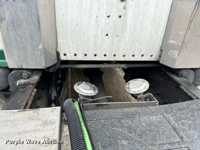 image for item DT2224 2000 Peterbilt 379 semi truck