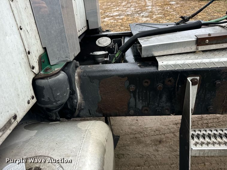 image for item DT2224 2000 Peterbilt 379 semi truck