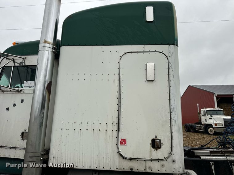 image for item DT2224 2000 Peterbilt 379 semi truck