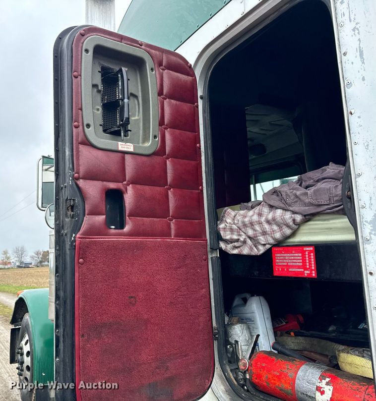 image for item DT2224 2000 Peterbilt 379 semi truck