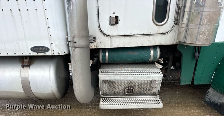 image for item DT2224 2000 Peterbilt 379 semi truck