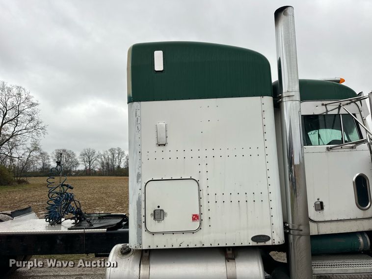 image for item DT2224 2000 Peterbilt 379 semi truck