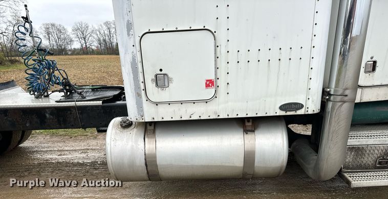 image for item DT2224 2000 Peterbilt 379 semi truck