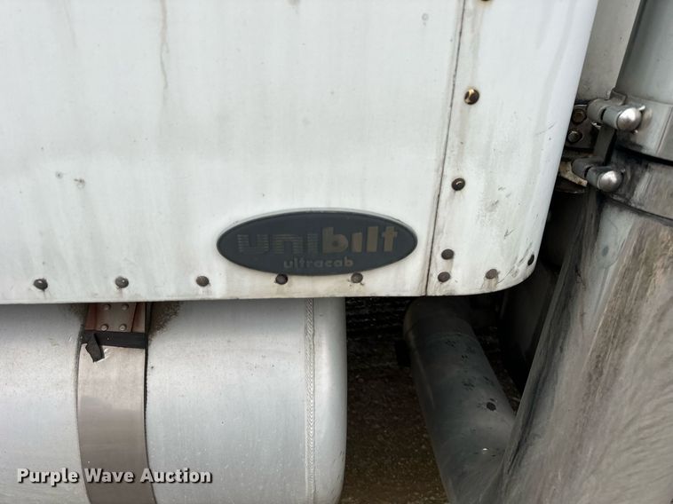 image for item DT2224 2000 Peterbilt 379 semi truck