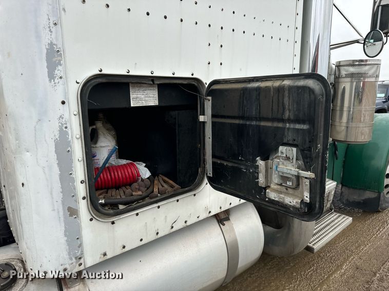 image for item DT2224 2000 Peterbilt 379 semi truck