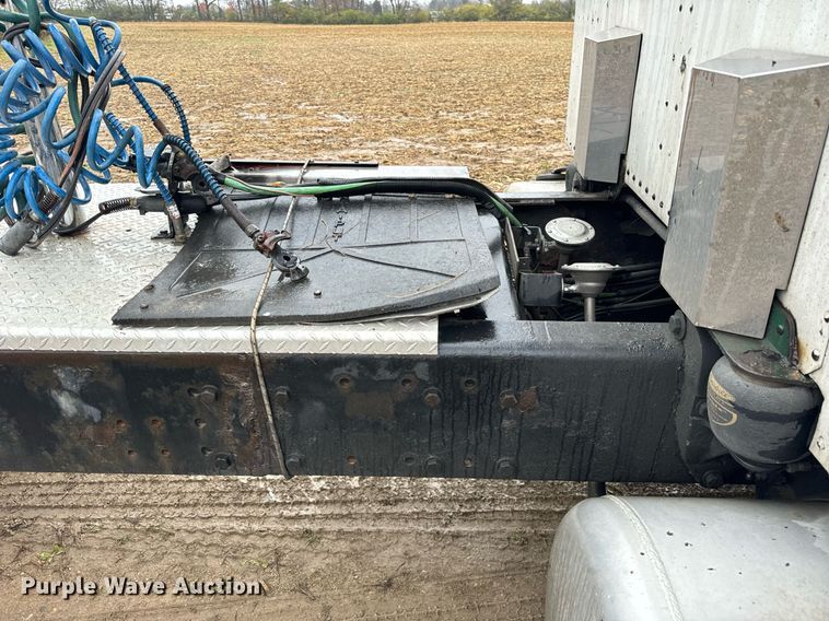 image for item DT2224 2000 Peterbilt 379 semi truck