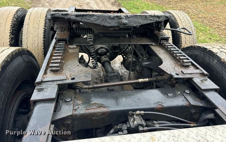 image for item DT2224 2000 Peterbilt 379 semi truck