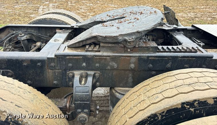 image for item DT2224 2000 Peterbilt 379 semi truck