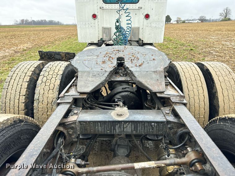image for item DT2224 2000 Peterbilt 379 semi truck