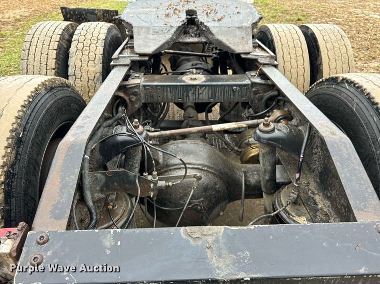 image for item DT2224 2000 Peterbilt 379 semi truck