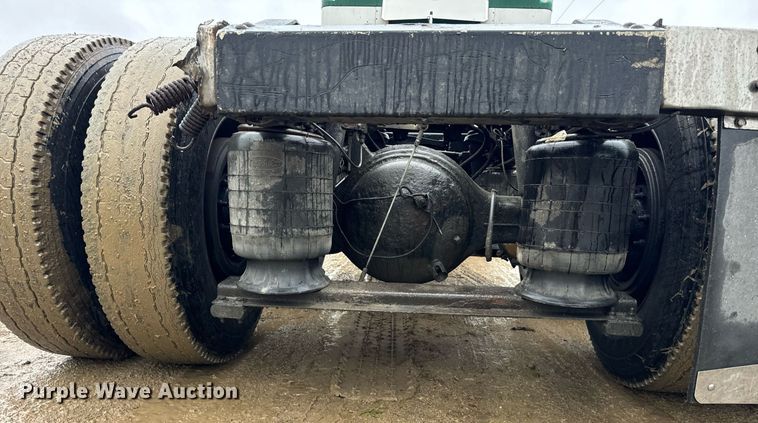 image for item DT2224 2000 Peterbilt 379 semi truck