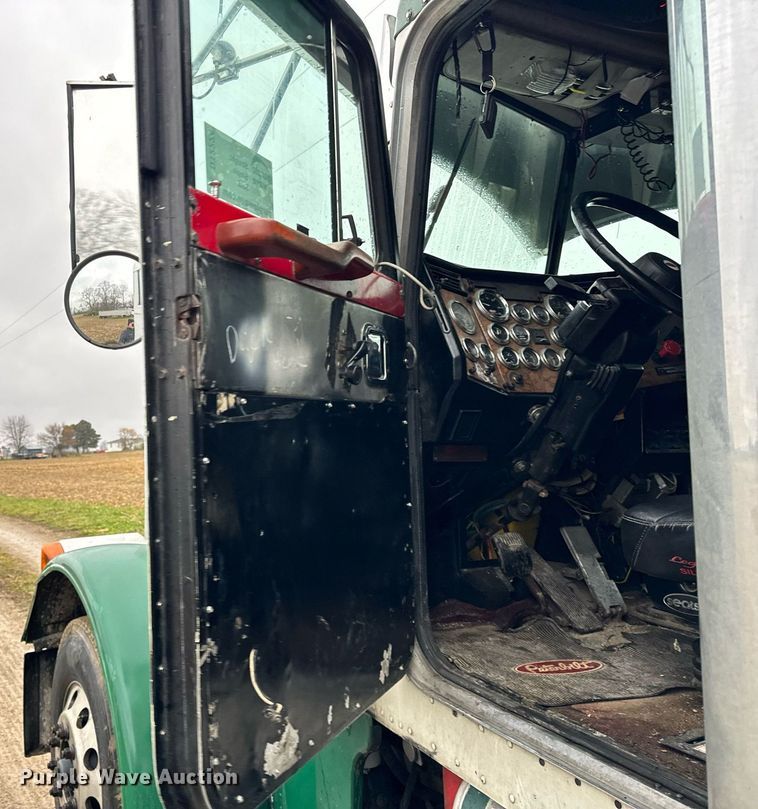 image for item DT2224 2000 Peterbilt 379 semi truck