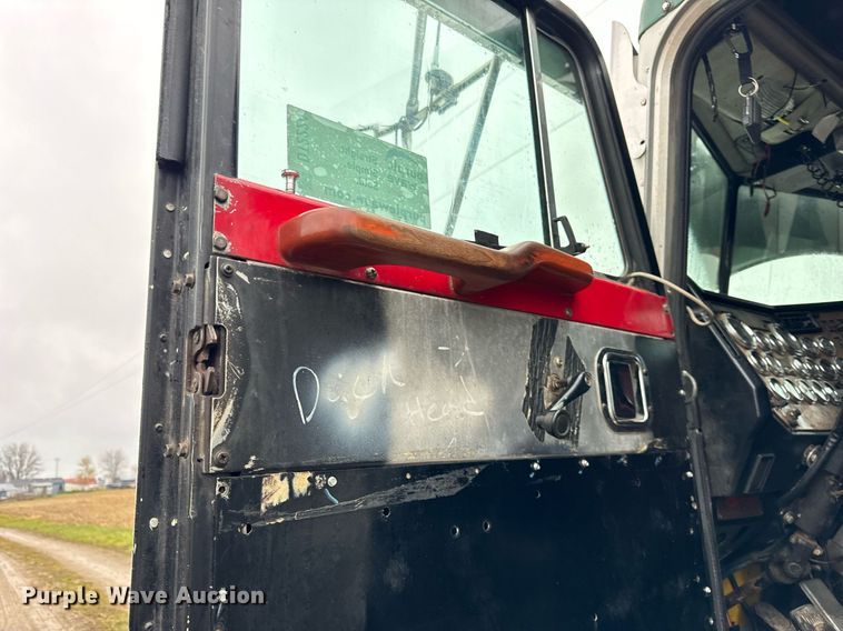 image for item DT2224 2000 Peterbilt 379 semi truck