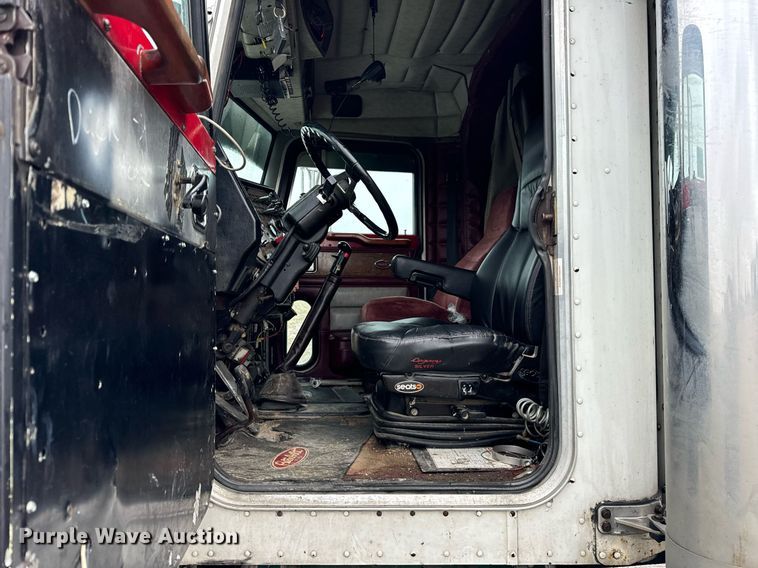 image for item DT2224 2000 Peterbilt 379 semi truck