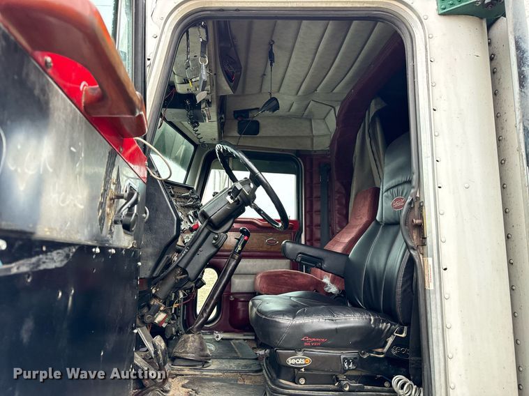 image for item DT2224 2000 Peterbilt 379 semi truck