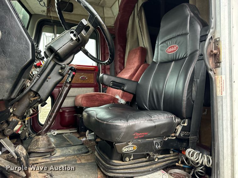 image for item DT2224 2000 Peterbilt 379 semi truck