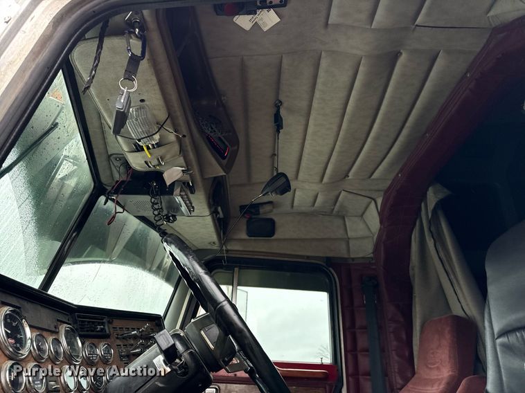 image for item DT2224 2000 Peterbilt 379 semi truck