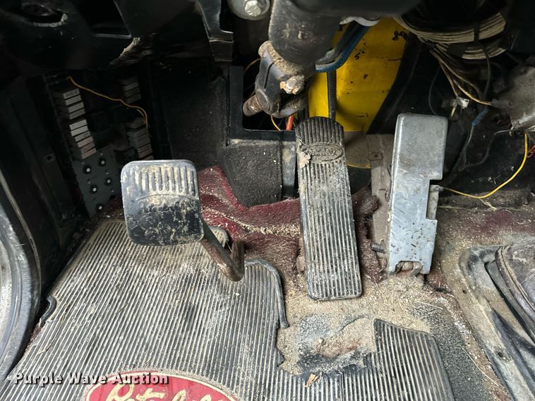 image for item DT2224 2000 Peterbilt 379 semi truck