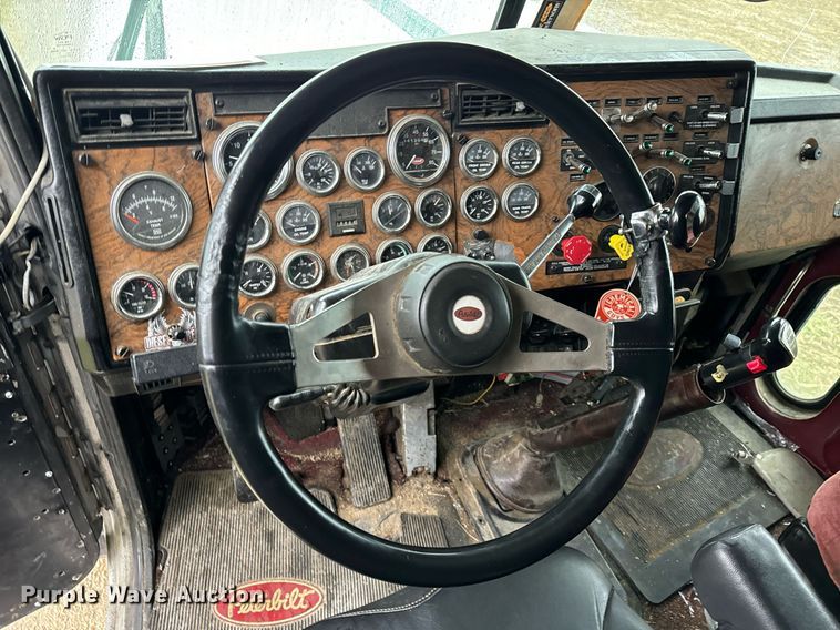 image for item DT2224 2000 Peterbilt 379 semi truck
