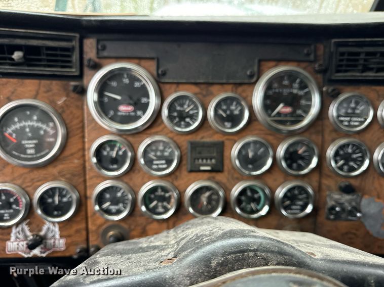 image for item DT2224 2000 Peterbilt 379 semi truck