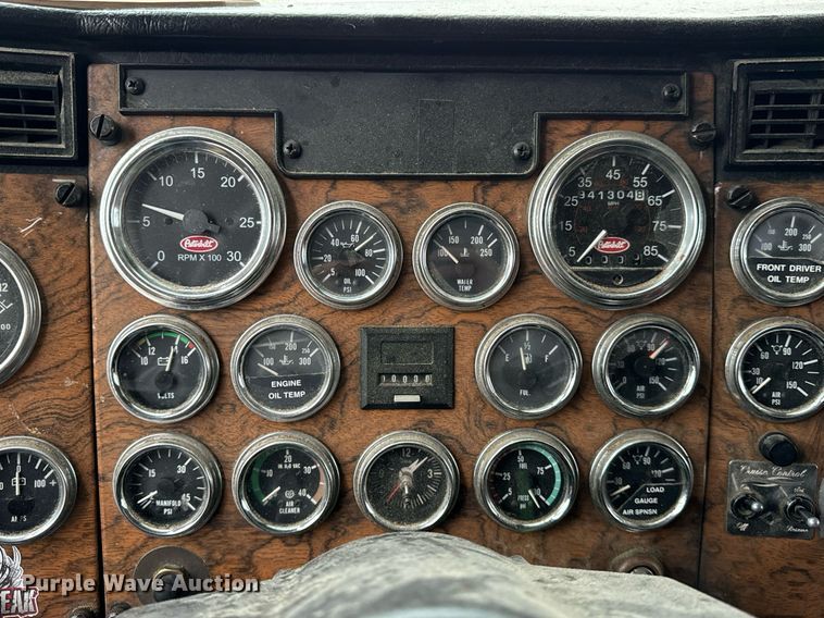 image for item DT2224 2000 Peterbilt 379 semi truck