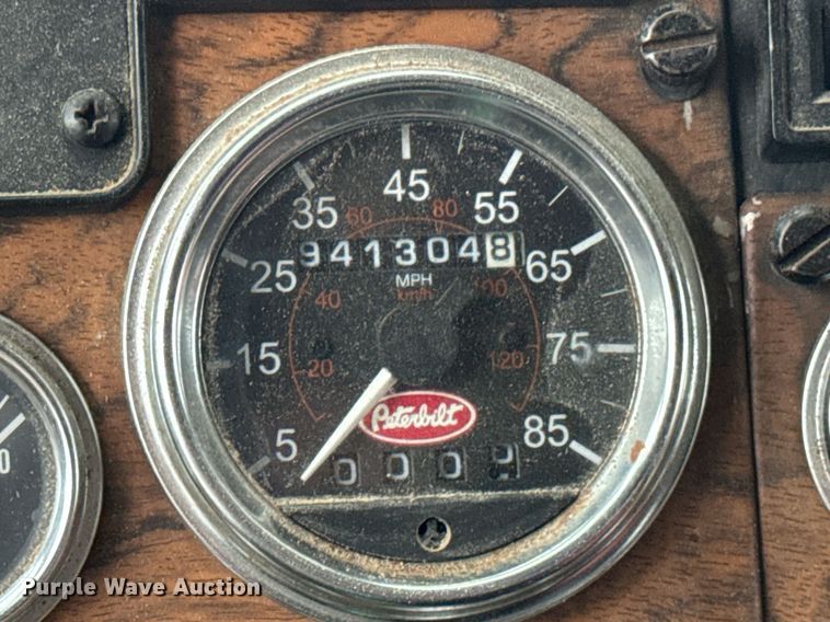 image for item DT2224 2000 Peterbilt 379 semi truck