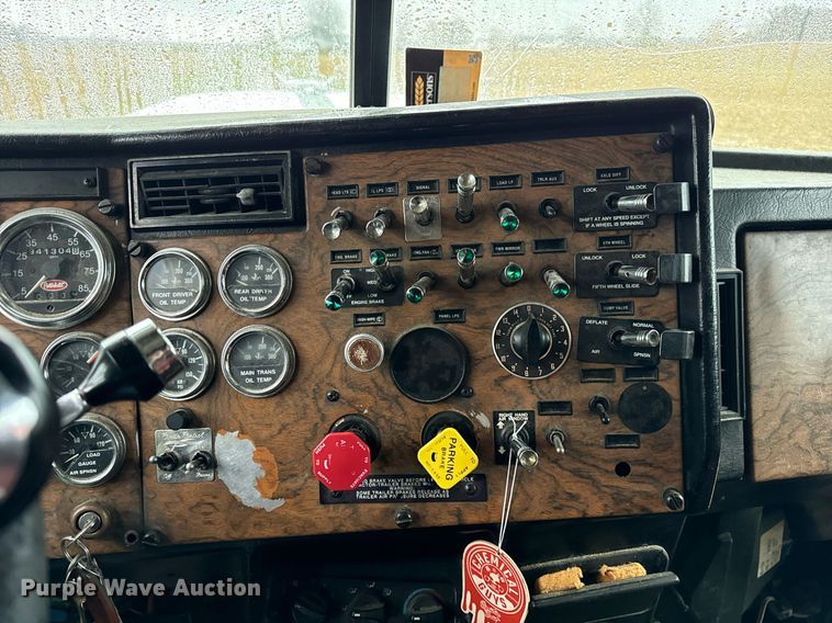 image for item DT2224 2000 Peterbilt 379 semi truck