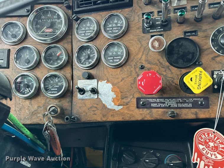 image for item DT2224 2000 Peterbilt 379 semi truck