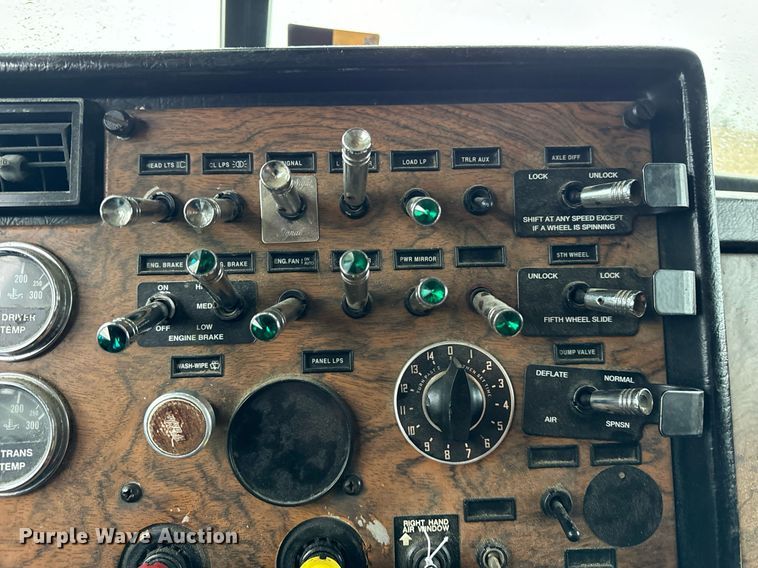 image for item DT2224 2000 Peterbilt 379 semi truck