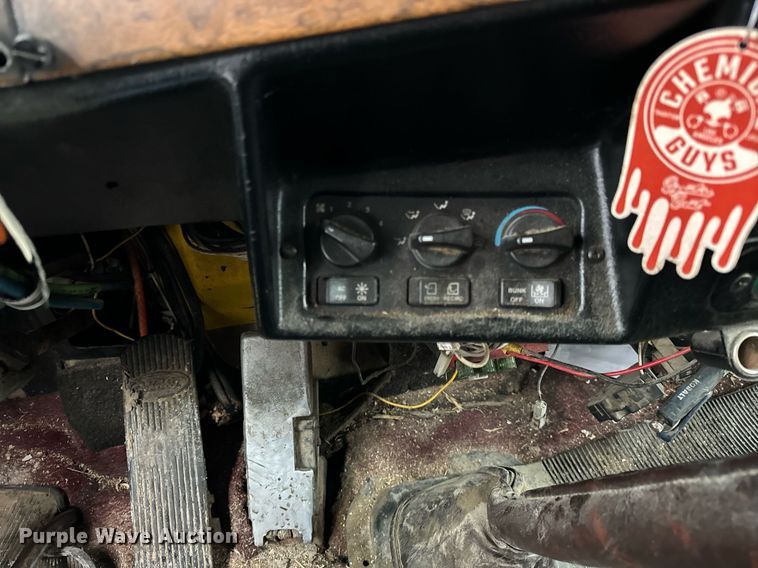 image for item DT2224 2000 Peterbilt 379 semi truck