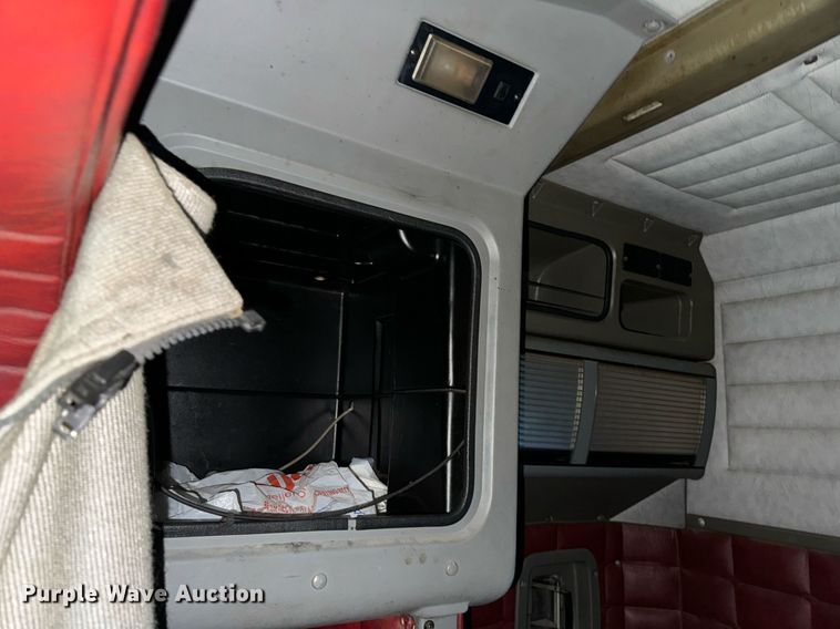 image for item DT2224 2000 Peterbilt 379 semi truck