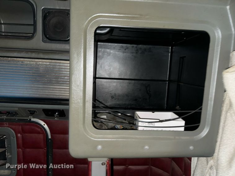 image for item DT2224 2000 Peterbilt 379 semi truck