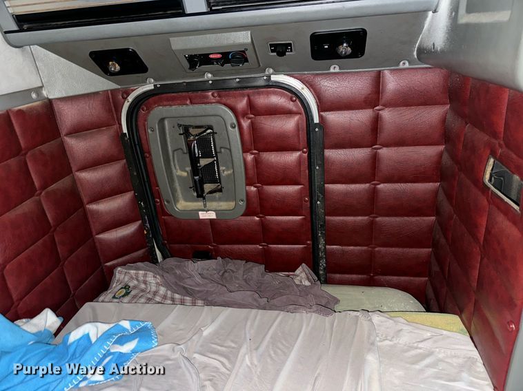 image for item DT2224 2000 Peterbilt 379 semi truck