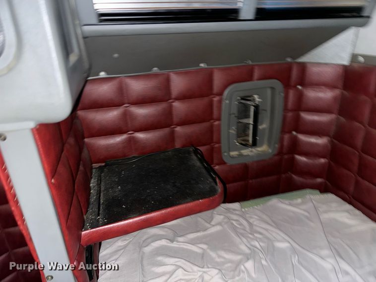 image for item DT2224 2000 Peterbilt 379 semi truck