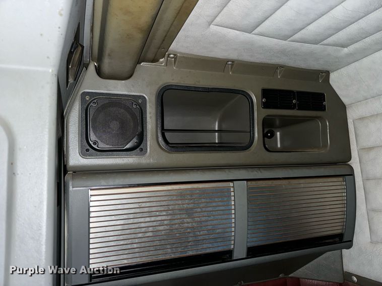 image for item DT2224 2000 Peterbilt 379 semi truck