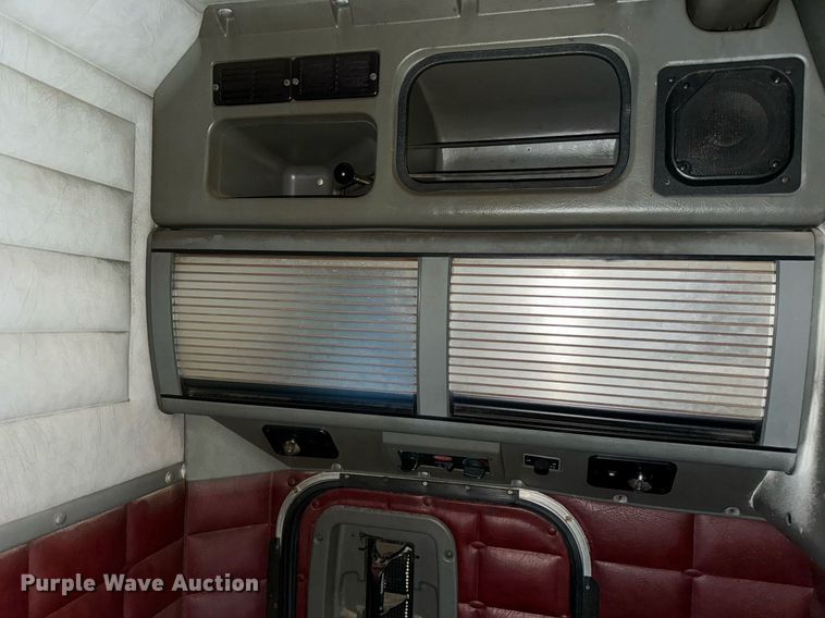 image for item DT2224 2000 Peterbilt 379 semi truck