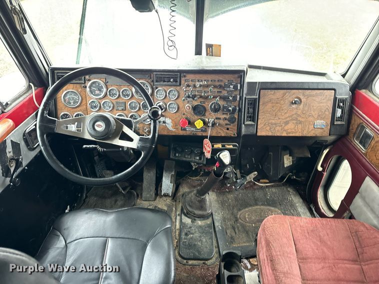 image for item DT2224 2000 Peterbilt 379 semi truck