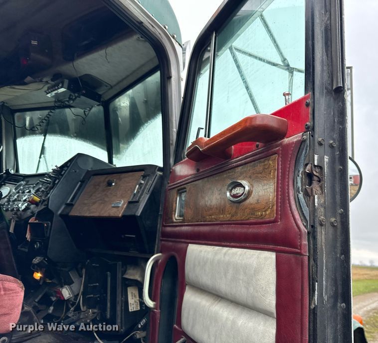 image for item DT2224 2000 Peterbilt 379 semi truck