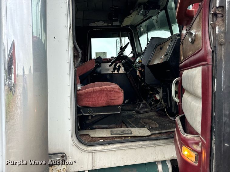 image for item DT2224 2000 Peterbilt 379 semi truck