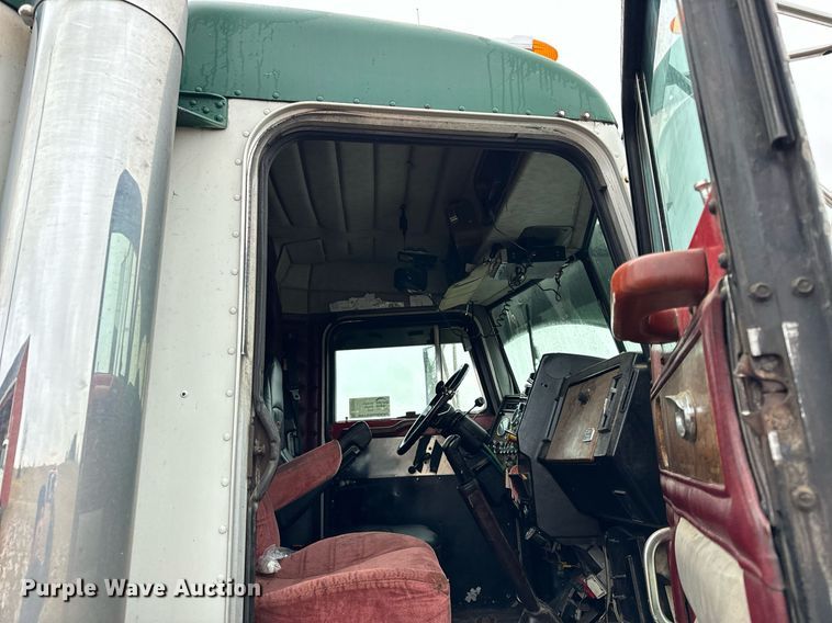 image for item DT2224 2000 Peterbilt 379 semi truck