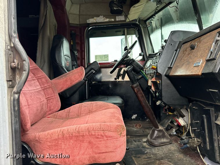 image for item DT2224 2000 Peterbilt 379 semi truck