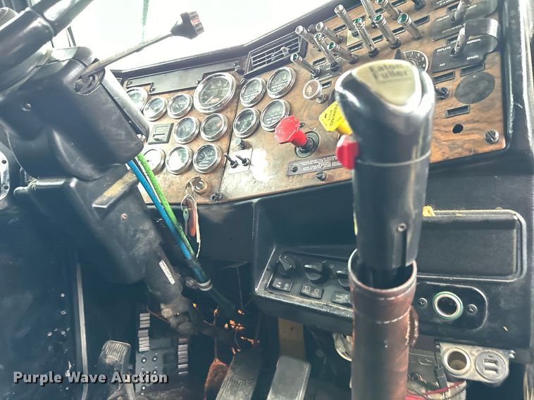 image for item DT2224 2000 Peterbilt 379 semi truck